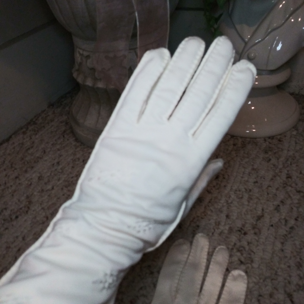 Vintage 1950's Shalimar Handmade Ivory Embroidered Opera Gloves - Picture 2 of 13